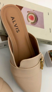 Alvis raina sandal hak tahu dilengkapi aksesoris piramid