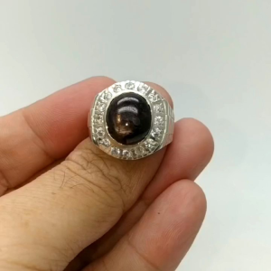 - แหวน เงินแท้ 92.5% งานขึ้นมือ ฝังพลอยทับทิมแท้เหลือบสตาร์ สีมะเหมี่ยวเข้ม ทรงหลังเบี้ยเม็ดใหญ่ หนักประมาณ 10 กะรัต ขนาด 10×12 มิล 1 เม็ด และฝังล้อมด้วยเพชรสวิส cz เกรด 5A ด้านข้างแหวนลายสายนาฬิกา หน้าแหวนกว้าง 1.8 ซม. หนัก 8 กรัม ดีไซน์สวย แข็งแรง เคลือ