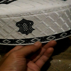 Peci Malaysia Trompah Motif Lis Warna Hitam dan Putih