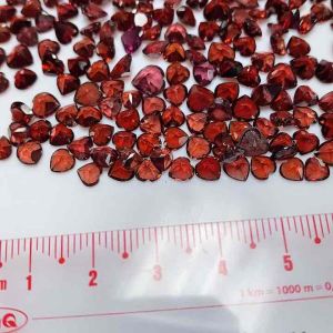 00912-MỘT CẶP GARNET( ALMANDINE) ĐỎ[ hồng ngọc lựu] ( THIÊN NHIÊN ) size dài 4-5ly cắt trái tim