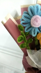 Buket Bunga Kawat Bulu & Boneka Wisuda: Kartu Ucapan Gratis\\n\\nBuket bunga kawat bulu dan boneka wisuda adalah pilihan tepat untuk wisuda dan lamaran. Selain itu, Anda juga bisa mendapatkan kartu ucapan gratis untuk menambah sentuhan personal pada buket bunga dan boneka wisuda Anda. Dalam artikel ini, kami akan membahas bagaimana membuat buket bunga kawat bulu, memilih boneka wisuda yang tepat, serta membuat kartu ucapan yang menarik.\\n\\n Apa itu Buket Bunga Kawat Bulu?\\n\\nBuket bunga kawat bulu adalah hiasan yang terbuat dari kawat berbentuk bunga dengan bulu-bulu halus di sekitarnya. Buket ini biasanya digunakan sebagai hiasan atau hadiah untuk acara-acara spesial seperti wisuda dan lamaran. Buket bunga kawat bulu memiliki banyak kelebihan, antara lain:\\n\\n- Mudah dibentuk sesuai keinginan\\n- Tahan lama dan tidak mudah rusak\\n- Dapat dipakai berulang kali\\n\\n Bagaimana Membuat Buket Bunga Kawat Bulu?\\n\\nUntuk membuat buket bunga kawat bulu, Anda membutuhkan beberapa bahan, yaitu kawat, bulu halus, dan pita. Berikut langkah-langkah membuat buket bunga kawat bulu:\\n\\n1. Potong kawat sesuai dengan ukuran bunga yang diinginkan\\n2. Tempelkan bulu halus di sekeliling kawat\\n3. Susun bunga-bunga tersebut menjadi bentuk buket yang diinginkan\\n4. Gunakan pita untuk mengikat ujung buket\\n\\n Dimana Mendapatkan Buket Bunga Kawat Bulu?\\n\\nBuket bunga kawat bulu dapat ditemukan di toko-toko dekorasi atau toko online. Anda juga bisa memesannya secara custom sesuai dengan kebutuhan Anda.\\n\\n Boneka Wisuda: Pilihan Tepat untuk Wisuda & Lamaran\\n\\nBoneka wisuda adalah boneka yang biasanya digunakan sebagai hadiah atau hiasan pada acara wisuda. Boneka ini memiliki desain yang unik dan menarik, serta dapat dipersonalisasi sesuai dengan kebutuhan Anda.\\n\\n Bagaimana Memilih Boneka Wisuda yang Tepat?\\n\\nUntuk memilih boneka wisuda yang tepat, perhatikan beberapa hal berikut:\\n\\n- Ukuran boneka: pastikan boneka tersebut sesuai dengan ukuran ruangan atau tempat yang akan digunakan sebagai hiasan\\n- Warna dan desain: pilih warna dan desain yang sesuai dengan tema acara Anda\\n- Material: pilih material yang tahan lama dan mudah dibersihkan\\n\\n Dimana Mendapatkan Boneka Wisuda?\\n\\nBoneka wisuda dapat ditemukan di toko-toko mainan atau toko online. Anda juga bisa memesannya secara custom sesuai dengan kebutuhan Anda.\\n\\n Kartu Ucapan Gratis: Tambahkan Sentuhan Personal pada Buket Bunga & Boneka Wisuda\\n\\nKartu ucapan gratis adalah kartu yang dapat Anda gunakan untuk menambah sentuhan personal pada buket bunga dan boneka wisuda Anda. Dengan kartu ucapan ini, Anda dapat memberikan pesan yang spesial kepada orang yang Anda hadiahkan.\\n\\n Bagaimana Membuat Kartu Ucapan yang Menarik?\\n\\nUntuk membuat kartu ucapan yang menarik, perhatikan beberapa hal berikut:\\n\\n- Pesan: tulis pesan yang spesial dan personal\\n- Desain: pilih desain yang sesuai dengan tema acara Anda\\n- Warna: pilih warna yang menarik dan sesuai dengan tema acara Anda\\n\\n Dimana Mendapatkan Kartu Ucapan Gratis?\\n\\nKartu ucapan gratis dapat ditemukan di toko-toko kertas atau toko online. Anda juga bisa membuatnya sendiri menggunakan printer dan kertas yang Anda miliki.\\n\\n Buket Bunga untuk Wisuda & Lamaran: Tips & Trik\\n\\nSelain buket bunga kawat bulu, Anda juga bisa menggunakan buket bunga asli untuk wisuda dan lamaran. Berikut beberapa tips dan trik untuk memilih buket bunga yang tepat:\\n\\n- Pilih bunga yang tahan lama dan tidak mudah layu\\n- Pilih warna dan jenis bunga yang sesuai dengan tema acara Anda\\n- Perhatikan ukuran dan bentuk buket bunga\\n\\n Dimana Mendapatkan Buket Bunga untuk Wisuda & Lamaran?\\n\\nBuket bunga untuk wisuda dan lamaran dapat ditemukan di toko-toko bunga atau toko online. Anda juga bisa memesannya secara custom sesuai dengan kebutuhan Anda.\\n\\nKami harap artikel ini membantu Anda dalam memilih buket bunga kawat bulu, boneka wisuda, dan kartu ucapan gratis yang tepat untuk wisuda dan lamaran Anda. Selamat mencoba!\n}