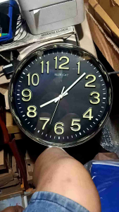 jam dinding glow in the angka timbul sweep silent