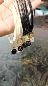 สร้อยข้อมือเชือกสีดำ ตะขอก้ามปูทอง พร้อมจี้ตัวอักษรภาษาอังกฤษ