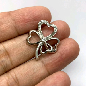 - จี้ เงินแท้ 92.5% งานส่งออก ดีไซน์ สวย ฝังเพชรสวิส cz เกรด 5A เล่นไฟดีมากครับ จี้หนัก 3.5 กรัม ตัวเรือน หนา แข็งแรง เคลือบทองคำขาวแล้วครับ ใส่ไม่ดำ ไม่คัน และใส่ไม่ซ้ำใครครับ