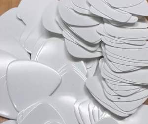 ปิ๊กกีตาร์ Celluloid สามเหลี่ยม สีขาวเรียบ | 10 ชิ้น | 0.46 / 0.71 / 1.0 มม. | เขียน-พิมพ์-เลเซอร์ได้