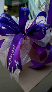 เค้กเงิน ใส่เงินได้ 15 ใบ ตกแต่งด้วยดอกกุหลาบสีสันต่างๆ มีไฟปรับได้ 3 ระดับ ขนาด 14x17x17