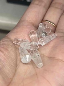 61000T- MỘT CÁI ĐÁ TOPAZ TRẮNG THIÊN NHIÊN KHÔNG XỬ LÝ -CHỌN NGẪU NHIÊN ( thông số trong ảnh chụp)