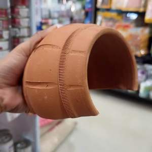 ที่หลบปลาหรือสัตว์เลื้อยคลาน ทรงครึ่งท่อนดินเผา สำหรับปลากัด ปลาหมอ เต่า กุ้งเครย์ฟิช บ้านแฮมสเตอ ร์อุโมงค์แฮมสเตอร์ ที่หลบแฮมสเตอร์ ของตกแต่งบ้านแฮมสเตอร์ กว้าง*ยาว*สูง เซ็นต์(14*11.5*10.5 cm.)