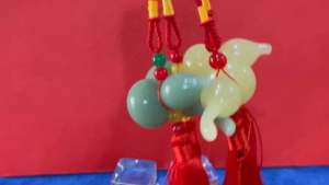 น้ำเต้า เชื่อกันว่าเป็นเครื่องรางนำโชค น้ำเต้าลักษณะคล้ายเลข8 เป็นเลขมงคล นำมาซึ่งโชคลาภและสุขภาพดี อายุมั่นขวัญยืน