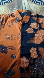 BUNGA OREN KEMEJA BATIK PRIA LENGAN PENDEK SLIM FIT LAPIS FURING BAHAN KATUN SOLO HALUS