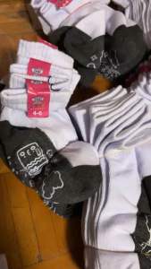 สินค้าพร้อมส่ง ถุงเท้าเด็กนักเรียน มีกันลื่น สีขาวพื้นเทา มีขนาด3-5/4-6/5-7/7-9/ฟรีไซส์ จำนวน 1 คู่