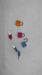 Gembok Koper Kuningan Lapis Plastik 20mm Warna Warni 1 lusin