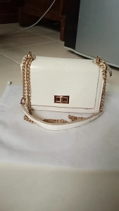 Tas sling & shoulder preloved kondisi badan tas masih kokoh sudut aman furing bersih resleting berfungsi kepala zipper masih utuh penutup tas masih berfungsi size 20x13 minus nya feter sdh tdk utuh spt difoto dan video utk detail nya mohon chat dahulu .