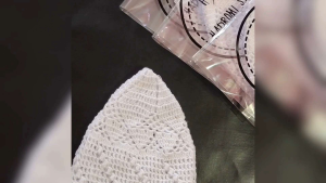 Peci Rajut Bangladesh Motif Timbul Premium Putih 2 Variasi Motif