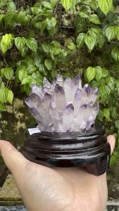 Núi tinh thể thạch anh tím.