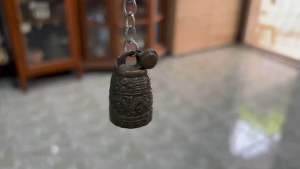 พวงกุญแจ ระฆังทองเหลือง สีรมดำมีเสียง ขนาด 2.2x4 cm.