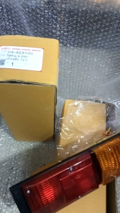 ไฟท้าย เอลฟ์ ELF S250 ISUZU อีซูซุ ไฟท้ายกระบะดัดแปลง รถ อีแต๋น ไฟท้าย รถบรรทุก 12V มีเบ้าพลาสติก หรือ เบ้าเหล็ก พร้อมขั้ว + หลอดไฟ 12V ตราเพชร ราคาต่อดวง