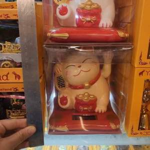 เครื่องมือแมว 2 นิ้ว กวักเรียกทรัพย์ ฝาก ของขวัญ - แมวกวัก สูง มากน้อย 2 นิ้ว