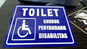 SIGN BOARD TANDA TOILET KHUSUS DISABILITAS AKRILIK RUANGAN UKURAN 22cm  X 18cm