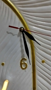 Lampu Jam Motif Daun & Bulu Estetik