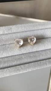 ต่างหูโรสควอทซ์ ( Rose Quartz Earrings ) 💝เนื้อใส ทรงหัวใจตัวเรือนเงิน 925 ชุป yellow gold สำหรับคนที่ชอบความเป็น minimalism 🥰