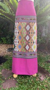 ผ้าฝ้ายทอมือทอจกสลับสีลายโบราณ เป็นผ้าผืนยังไม่ได้ตัดเย็บเนื้อผ้านุ่มสวมใส่สบาย หน้ากว้าง 90 เซนติเมตร ความยาว 240 เซนติเมตร