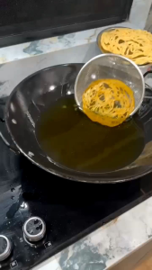 KERUPUK MIE BULAT TELUR CAP PAK TUA/KERUPUK MIE BULAT TELUR ASLI MEDAN 250GR