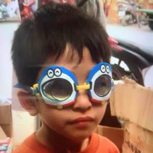 - Kính bơi Doraemon dành cho các em
