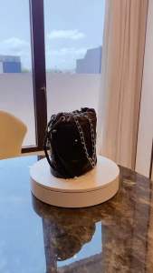 JIMSHONEY AMYRA BAG TAS WANITA BISA COD\\n\\n Apa Itu Tas Wanita Desain Elegan?\\n\\nTas wanita desain elegan adalah tas yang dirancang dengan gaya dan detail yang menarik, sesuai dengan kebutuhan dan preferensi wanita modern. Tas ini biasanya memiliki desain yang ramping, warna-warna yang menarik, dan bahan berkualitas tinggi.\\n\\n Mengapa Tas Wanita Desain Elegan Penting?\\n\\nTas wanita desain elegan sangat penting karena dapat meningkatkan penampilan Anda dan membuat Anda merasa percaya diri dalam berbagai situasi. Selain itu, tas ini juga bisa menjadi aksesori yang berguna untuk menyimpan barang-barang penting Anda, seperti dompet, ponsel, dan lainnya.\\n\\n Bagaimana Memilih Tas Wanita Desain Elegan yang Sesuai?\\n\\nUntuk memilih tas wanita desain elegan yang sesuai, ada beberapa hal yang perlu dipertimbangkan:\\n\\n* Ukuran dan bentuk tas\\n* Warna dan desain\\n* Bahan dan kualitas\\n* Fungsi dan kegunaan\\n\\n Kelebihan Tas Wanita Bahan Nyaman & Berkualitas Tinggi\\n\\nTas wanita bahan nyaman dan berkualitas tinggi memiliki beberapa kelebihan, antara lain:\\n\\n* Tahan lama dan tahan terhadap kerusakan\\n* Mudah dibersihkan dan dirawat\\n* Cocok untuk berbagai situasi dan acara\\n\\n Apa Saja Kelebihan Tas Wanita Bahan Nyaman?\\n\\nKelebihan tas wanita bahan nyaman adalah:\\n\\n* Lebih nyaman digunakan dalam jangka waktu yang lama\\n* Lebih mudah dibawa dan dipindahkan\\n* Tidak menimbulkan iritasi atau gatal pada kulit\\n\\n Mengapa Tas Wanita Berkualitas Tinggi Penting?\\n\\nTas wanita berkualitas tinggi penting karena dapat memberikan kepuasan dan kepercayaan diri kepada pemakainya. Selain itu, tas berkualitas tinggi juga lebih tahan lama dan bisa digunakan dalam jangka waktu yang lebih lama.\\n\\n JIMSHONEY AMYRA: Tas Wanita COD\\n\\nJIMSHONEY AMYRA adalah tas wanita COD yang dirancang dengan gaya elegan dan berkualitas tinggi. Tas ini cocok untuk berbagai situasi dan acara, seperti pergi ke kantor, sekolah, atau acara formal.\\n\\n Bagaimana Cara Menggunakan JIMSHONEY AMYRA untuk COD?\\n\\nUntuk menggunakan JIMSHONEY AMYRA untuk COD, Anda hanya perlu memesan tas melalui situs web resmi JIMSHONEY AMYRA atau platform e-commerce lainnya. Setelah pesanan Anda dikonfirmasi, Anda bisa melakukan pembayaran COD ketika barang sampai di rumah Anda.\\n\\n Keuntungan Menggunakan JIMSHONEY AMYRA untuk COD\\n\\nBeberapa keuntungan menggunakan JIMSHONEY AMYRA untuk COD adalah:\\n\\n* Anda bisa melihat dan merasakan tas langsung sebelum melakukan pembayaran\\n* Anda tidak perlu khawatir jika ada masalah dengan pesanan Anda, karena Anda bisa langsung mengembalikan barang tersebut\\n* Anda bisa mendapatkan diskon atau promo khusus ketika melakukan pembayaran COD\n}