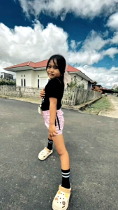 KeenApparel t-shirt crop serut untuk anak perempuan motif kuromi untuk usia 2-11 tahun