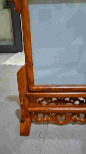 Khung ảnh thờ gỗ hương cỡ ảnh 18cm x 24cm chạm khắc hoa văn tinh xảo phù hợp để trưng bày ảnh gia tiên trong không gian thờ cúng.