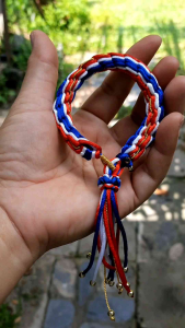 เชือกถัก สร้อยข้อมือลายธงชาติไทย สีสดใส ไทยแลนด์ มีแบบถักเป็นเส้นกลมแทรกด้ายสีทองและเส้นแบน ฟรีไซส์ เงื่อนขยับเลื่อนได้ พร้อมจัดส่งทันทีค่ะ