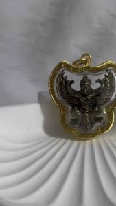 จี้พญาครุฑ (K6) เนื้อรมดำ หลวงปู่เส็ง วัดบางนา เลี่ยมทองไมครอน สูง3.5cm กว้าง 3.5cm เสริมอำนาจ วาสนา บารมี โชคลาภ แถมฟรี ธูปตัวเลข1ชิ้น