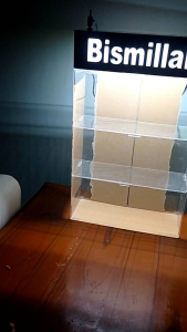 Display etalase akrilik free request merk