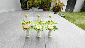 ดอกบัว แจกันดอกบัวหลวง ดินปั้น ขนาดสูง 7 นิ้ว สำหรับตั้งวางหิ้งพระ ถวายสิ่งศักดิ์สิทธิ์