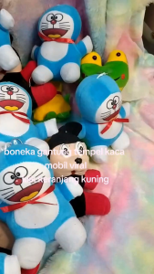 Boneka DORAEMON gantungan kaca mobil 12 pcs gratis tempelan cop kaca\nPAKET Boneka gantungan kaca mobil karakter boneka Mickey mouse mini promo Boneka gantungan kunci kaca mobil doraemon dll