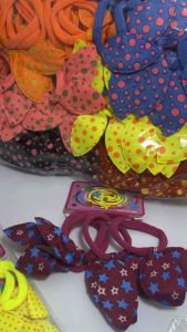 Ikat rambut elastis plus pita isi 48 pcs daun besar kecil