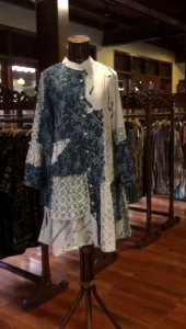 Aura Tunik by Dian Pelangi LIMITED EDITION Baju Blouse Atasan Kemeja Blus Outfit Casual Formal Kerja Kantor Pesta Pernikahan Kondangan Wanita Hijaber Cantik Anggun Modis Modern Mewah Model Korea Motif Batik Abstrak Hand Made Kekinian