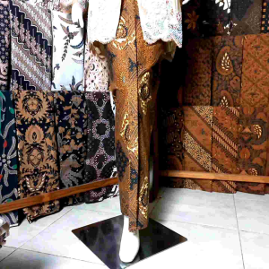 Rok Wiru Jarik Solo Sidodrajad Sogan: Bahan & Desain Rok Tradisional Sogan