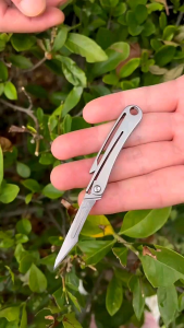 móc khóa titanium có clip cài sử dụng lưỡi mổ số 11