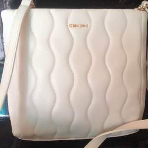 Túi đeo vai nữ thời trang màu trắng xinh xinh