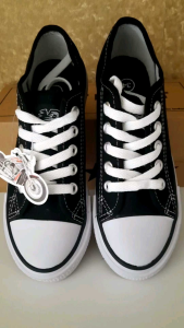 Sepatu Sneaker Pria & Wanita: Pilihan Nyaman untuk Sekolah & Olahraga