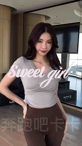 Áo Thun Lạnh Xếp Tầng Tạo Điểm Nhấn Eo Gọn Dáng