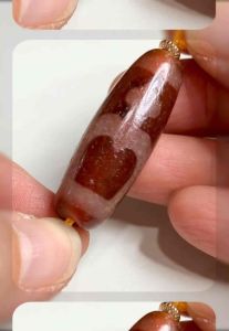 Tibetan Tibetan Dzi Beads Red Aquarius Dzi With God Of Wealth Dzi Beads 藏传老矿至纯红肉宝瓶天珠配财神天珠 37.8x13.5mm