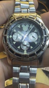 Đồng hồ nam Disney Mickey Mouse Quartz size 415mmchạy 6 kim 1 cốt kim hai lịch và kim 24h dòng sản phẩm độc quyền của Walt Disney.Đáy xoáy chống nước 5 Bardây thép không gỉ dài 18cm