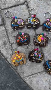 พวงกุญแจ ของที่ระลึก จากกะลามะพร้าว และแกะสลักรูปช้าง พร้อมส่ง