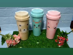 แก้วน้ำพลาสติก ลายน่ารัก ทรงเยติ เกรดดี คละสีได้ แถมฟรี!! หลอดลายการ์ตูน