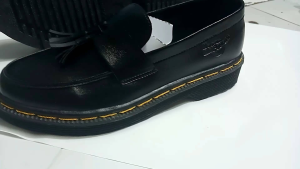 sepatu loafres wanita.