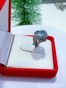 ธนาภรณ์✨แหวนเงินแท้พลอยบลูโทพาส 2.80 กะรัต พลอยสีฟ้าสดใส ก้านประดับใบไม้โอบล้อม ชุบทองขาว พลอยธรรมชาติแท้100%(GSH1185)