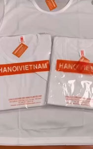 Áo thun trắng cổ tròn tay ngắn chất liệu cotton vừa vặn phù hợp mặc hàng ngày.